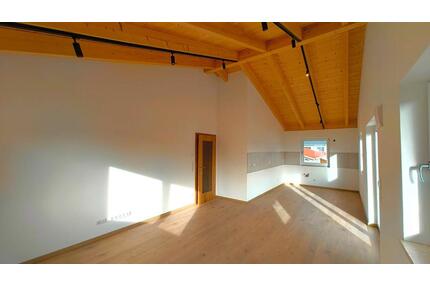 Helle 2-Zimmer-Wohnung mit Sichtdachstuhl & Balkon (Erstbezug) - Tüßling