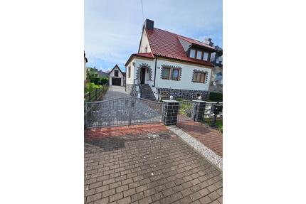 Doppelhaushälfte, Haus mit Garagen und Garten zu verkaufen, TOP! - Weißenfels