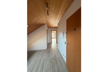 Dachgeschosswohnung - 850,00&nbsp;EUR Kaltmiete, ca.&nbsp; 100,00&nbsp;m&sup2; in Burgkirchen an der Alz (PLZ: 84508)