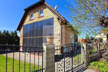 Zukunftssicher wohnen: Einfamilienhaus mit Photovoltaik & viel Energiepotenzial - Ruhland