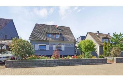 Wohnen mit Komfort: Renoviertes Zweifamilienhaus in Pulheim mit Pool