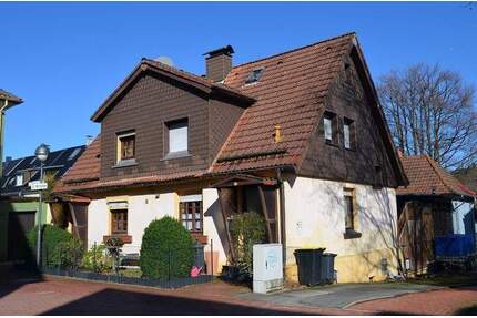 Zwei Häuser, ein Zuhause.Zwei durch Durchbruch verbundene Doppelhaushälften mit viel Potenzial… - Lüdenscheid