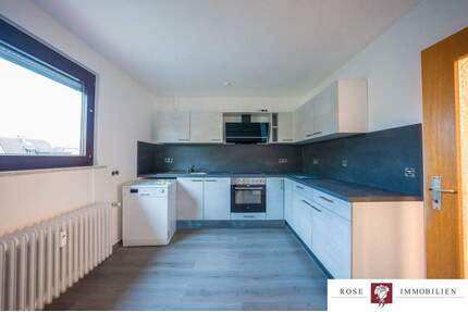 Frisch renovierte Dachgeschosswohnung mit Außenstellplatz im Zentrum von Winnenden