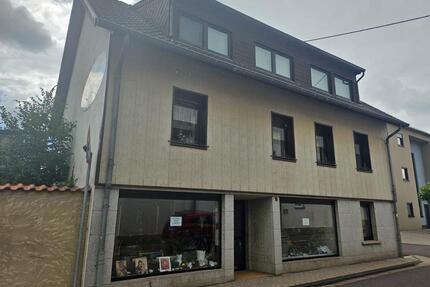 Einfamilien Zweifamilienhaus mit integrierten Geschäftsräumen - Wallerfangen