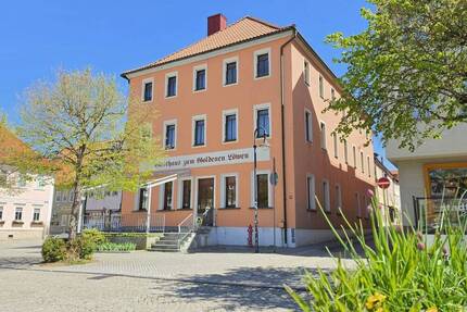 Top-Zustand & Top-Lage am Marktplatz! Gasthaus (70 Plätze), 9 Hotelzimmer + 2 Wohnungen! - Schleusingen
