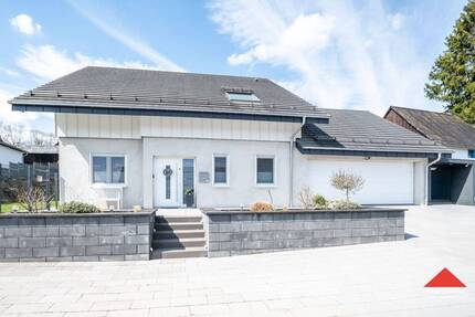 Freistehendes Einfamilienhaus mit Doppelgarage in ruhiger Randlage von Meinerzhagen