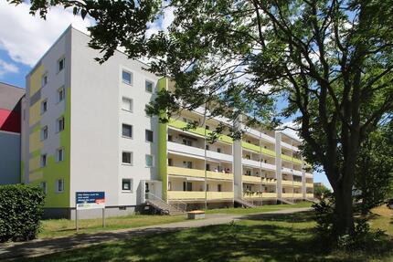 BALKONWOHNUNG mit DREI ZIMMERN - 411,00&nbsp;EUR Kaltmiete, ca.&nbsp; 63,00&nbsp;m&sup2; in Delitzsch (PLZ: 04509)