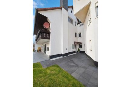 Ohne Provision: Wohnung mit Terrasse, 2 Garagen und 2 Stellplätze - Frankenberg (Eder)