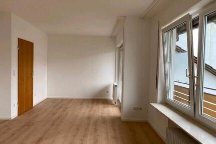 Modernisierte 3,5 Zimmerwohnung, in Aalen-Wasseralfingen, 87 m² im 1. OG eines Zweifamilienhauses, mit Balkon, Keller & PKW-Außenstellplatz (direkt am Haus)