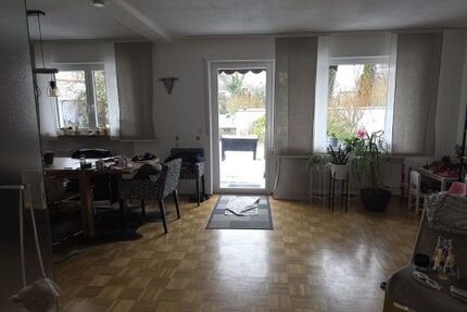 3-Zimmer-Mietwohnung mit Stellplatz und Garage sowie Garten mit Freisitz und Teich sowie Wasserlauf in 97456 Sennfeld (1592)