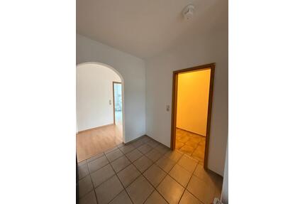 Großzügige 4-Zimmer-Wohnung mit ca. 114 m2, Balkon, Garage & SP - Luhe-Wildenau