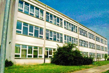 Ehemalige schule und Kita - 450.000,00&nbsp;EUR Kaufpreis, ca.&nbsp; 2.350,00&nbsp;m&sup2; in Satow (PLZ: 18239)