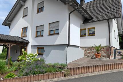 Großzügiges Einfamilienhaus mit Aufzug, Treppenlift und Garage - Neuhütten