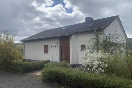 Einfamilienwohnhaus - 180.000,00&nbsp;EUR Kaufpreis, ca.&nbsp; 120,00&nbsp;m&sup2; in Netphen (PLZ: 57250)