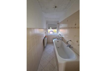 Teilentkernte 3-Raum-Wohnung mit Tageslichtbad in ruhiger Lage! - Oschatz