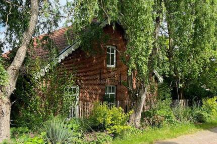 Klein, urig, echt ostfriesisch. Einfamilienhaus auf großem Grundstück. - Bunde Bunderhammrich
