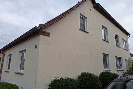 Vollunterkellerte Doppelhaushälfte mit großzügigem Grundstück! - Zeitz