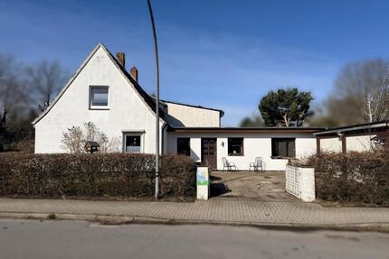 Siedlungshaus mit Einliegerwohnung und Garagen in Norderstedt