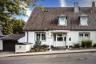 LUXURIÖSES TRAUMHAUS MIT POOL - 1.100.000,00&nbsp;EUR Kaufpreis, ca.&nbsp; 240,00&nbsp;m&sup2;&nbsp;Wohnfl&auml;che in Essen (PLZ: 45136)