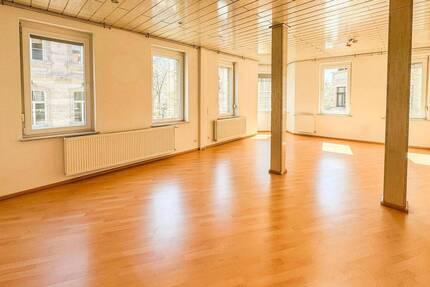 Bezugsfreie 4-Zimmer-Wohnung mit Balkon und zwei Bädern im Herzen von Fürth