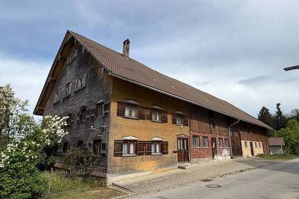 Sanierungsbedürftiges Bauernhaus in einem Teilort von Isny * 900 m² Wohn- und Nutzfläche * - Isny im Allgäu Rohrdorf