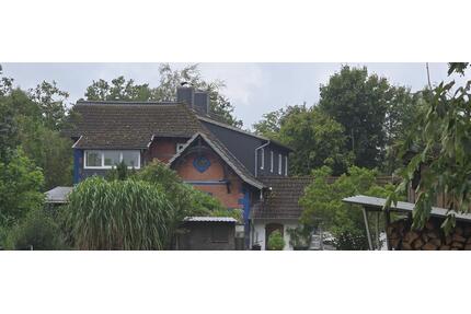 Großzügiges Ein- bis Zweifamilienhaus in Alleinlage von Eldingen