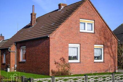 Hinter dem Haus der Deich, nach vorne weites Land... - Jemgum Ditzum