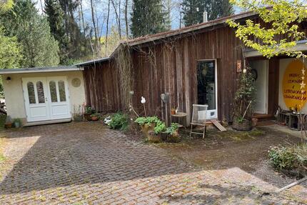 Haus mit großen Gartengrundstück am Bach - Laubach
