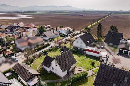 Einfamilienhaus mit großem Grundstück und attraktivem Entwicklungspotenzial in Toplage Hartheims - Hartheim am Rhein