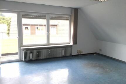 2ZKB-Mansardenwohnung mit Balkon ** Nähe des Zentrums und Einkaufsmöglichkeiten**mit Balkon - Neustadt an der Waldnaab