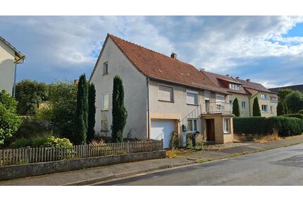 Sanierungsbedürftiges Wohnhaus mit großem Grundstück, Garage und - Neuental