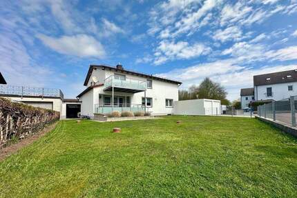 Attraktives Ein- bis Zweifamilienhaus mit 5 Garagen und Ausbaupotenzial - Denkendorf