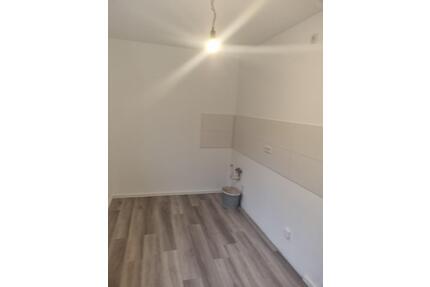 Frisch sanierte 1 Zimmer, Küche, Bad Wohnung - Duisburg