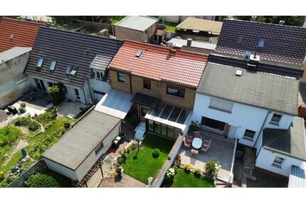 Gepflegtes Reihenhaus mit Wintergarten, Garten, Keller & Garage - Calbe (Saale)