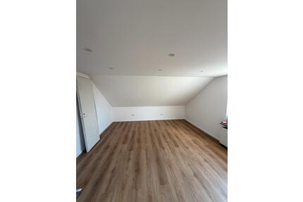 Kernsanierte 2 Zimmer DG-Wohnung mit Garage, Stellplatz & Keller - Wathlingen