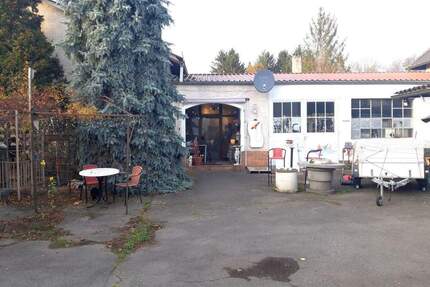 Mehrfamilienhaus, Hinterhof Wohnhaus mit Werkstatt, Lager und 3 Garagen in Schnaittenbach