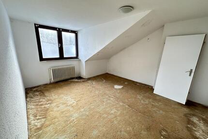 Dachgeschosswohnung mit 3 Zimmern Küche, Bad, Renovierungsberdürftig - Emden Tholenswehr