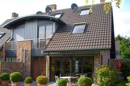 Haus zum Mieten in Neuss 2.750,00 € 250 m²