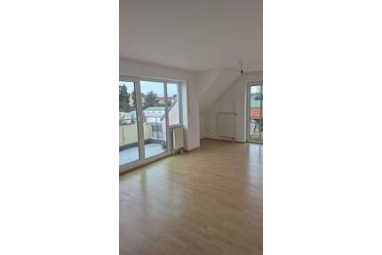 Moderne 2,5-Zimmer-Dachgeschosswohnung in Mainnähe mit Balkon, TG-Stellplatz und Einbauküche - Kitzingen