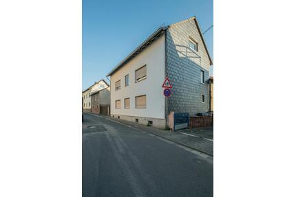 Bauernhaus mit Nebengebäuden und großem Grundstück nahe Wiesbaden - Taunusstein