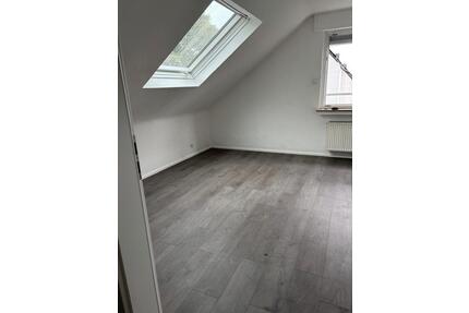 2 Zimmer Dachgeschosswohnung - 1.100,00&nbsp;EUR Kaltmiete, ca.&nbsp; 58,00&nbsp;m&sup2; in Troisdorf (PLZ: 53844) Bergheim