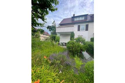 Großzügiges 1-2-Fhs. mit 2 großen Garagen und schönem Garten in guter Lage von Stuttgart-Luginsland