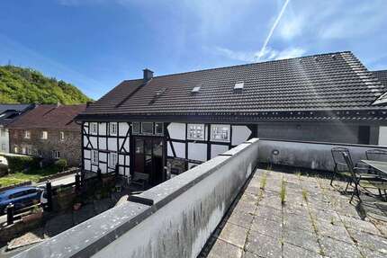 Haus zum Kaufen in Hallenberg 384.000,00 € 360 m²