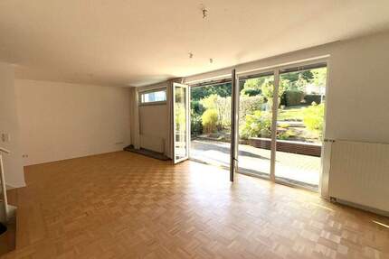 Reserviert!!! Modernes Wohnhaus mit Balkon, Terrasse und Garten in Siegen