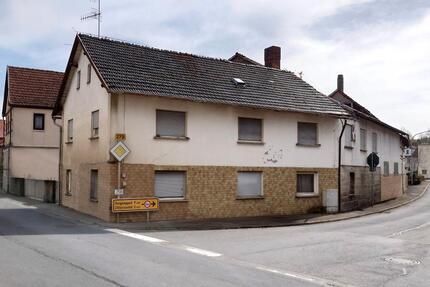Ehemaliges landwirtschaftliches Anwesen mit Wohnhaus und Stall - Maroldsweisach