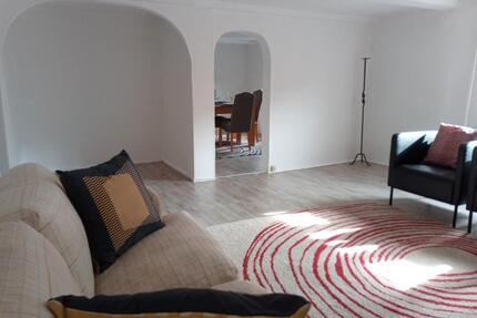 100 m² Wohnung. 3 Zimmer. Erster Stock. Garage. 2,5 km Uslar.
