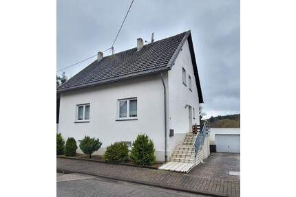 FREISTEHENDES GEPFLEGTES EINFAMILIENHAUS MIT ZWEI GARAGEN UND GARTEN IN LOSHEIM AM SEE-BACHEM