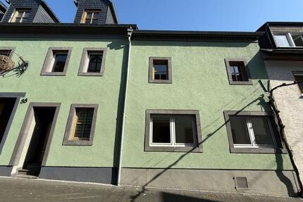 Frisch renovierte 5-ZKB-Maisonettewohnung, Winningen Nähe Koblenz. Terminanfragen nur online.