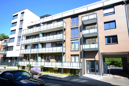 Moderne und großzügige 5 Zimmer-Wohnung über zwei Etagen mit separatem Eingang und Einbauküche - Düsseldorf