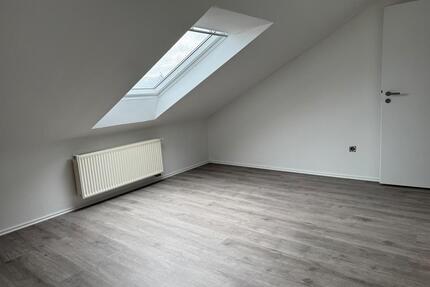 Helle 2 Zimmer Dachgeschosswohnung mit Blick auf Bretten